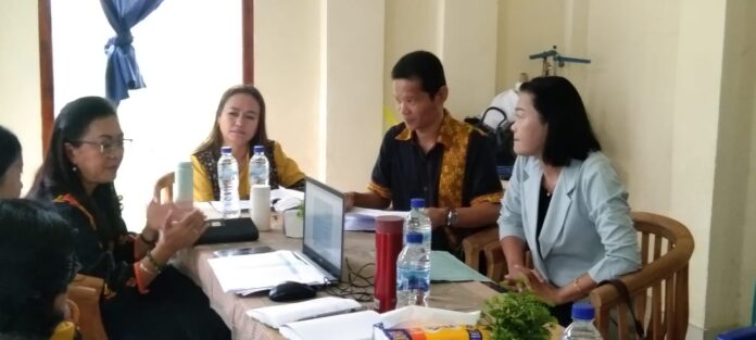 Ketua Dekranasda Mabar saat memimpin rapat