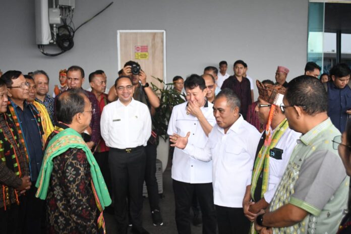 Bupati Edi saat menerima Gubernur Bali, I Wayan Koster di Labuan Bajo. (Foto : Gonsalez)