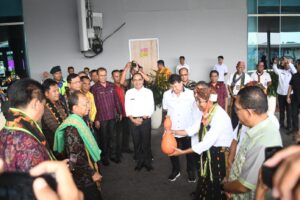 Penyambutam secara adat untuk para gubernur di Bandara Udara Internasionoal Komodo. (Foto : Gonsalez)
