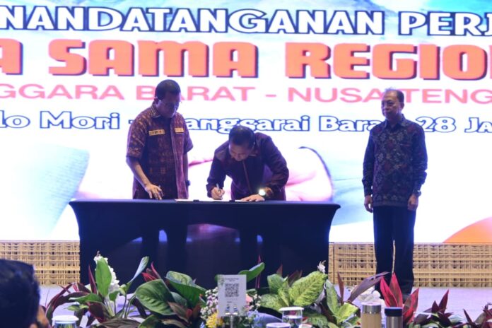 3 Gubernur saat menandatangani MoU