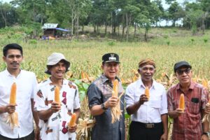 Wabup Yulianus (tengah) bersama Kades Liang Ndara dan sejumlah aparat. 