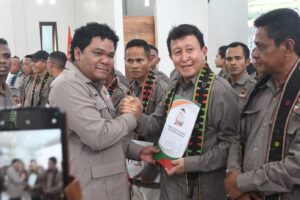 Wakil Bupati Manggarai Barat dr Yulianus Weng,M.Kes. Saat menerima SK dari Ketua DPP Pusat Don Muzakir sebagai Pengurus DPD petani Merdeka foto : Gonsalez 