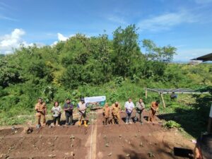 Penanaman simbolis bibit sayur BUMDes Raes Cama,Desa Gorontalo foto:Gery