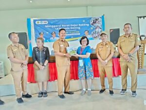 Kepala Dinas PKO Manggarai Barat menerima buku dari perwakilan Gasing akademi Lili Herlina Foto : Gonsalez