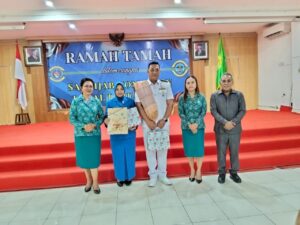 Bupati Manggarai Barat, Ketua TP-PKK kabupaten Manggarai Barat,Letkol Laut (P) Ardian Widjanarko Putra, M.TR.OPSLA dan istri , wakil ketua TP-PKK Foto : Gonsalez
