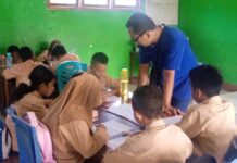 UPTD Puskesmas Labuan Bajo Skrining Kesehatan Jiwa Siswa SDI Wae Mata Salah seorang dr sedang berbincang dengan beberapa murid SDI wae Mata Labuan Bajo Foto: Bionz