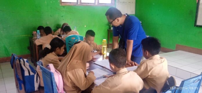 Salah seorang dr sedang berbincang dengan beberapa murid SDI wae Mata Labuan Bajo Foto: Bionz