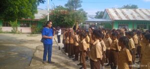 Salah seorang dr sedang melakukan arahan kepada para murid di SDI wae Mata Labuan BajoFoto: Bionz