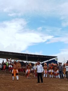 Kepala bidang Kebudayaan Dinas pariwisata Ekonomi kreatif dan kebudayaan kabupaten Manggarai Barat Fransiskus selmas , saat saat melakukan pukulan pembukaan atraksi caciFoto : Dispar Mabar 