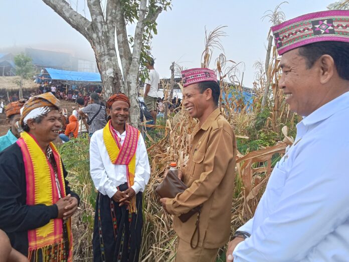Asisten Administrasi umum,Setda Mabar , Aloysius Lagi, di terima secara adat Manggarai, di wae Pau Lembor Selatan Foto : Dispar Mabar