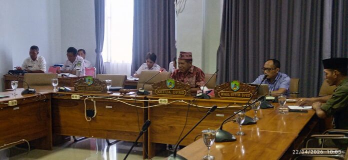 Ketua komisi III DPRD kabupaten Manggarai Barat warus Martinus (tengah) saat mempin rapat bersama OPD