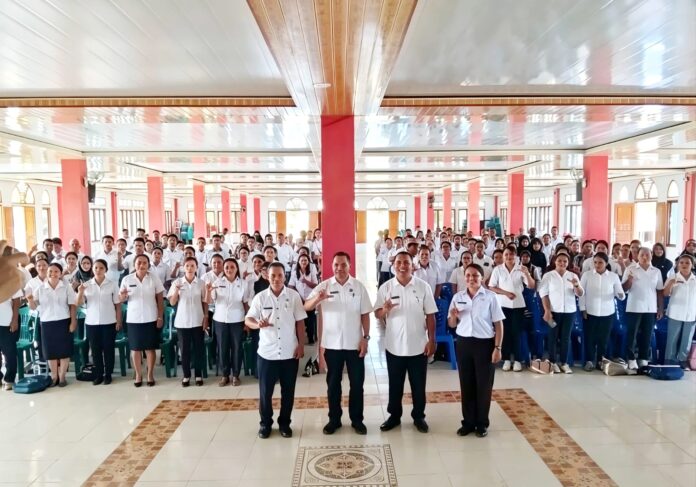 IMG-20260513-WA0087 Kepala Dinas PKO Mabar Agustinus Gias (kedua dari kiri) di dampingi kepala Bidang Pembinaan Sekolah Dasar foto; Gonsalez