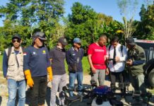 “Dinas Pertanian Mabar Terapkan Drone Pertanian dalam Gerakan Pengendalian Hama Padi.” Kepala DPHTP kabupaten Manggarai Barat (ke 3 dari kiri) memantau Pengisian Insektisida, bahan aktif Nitenpiran utk OPT Wereng Batang Coklat dan bahan aktif Fipronil utk OPT Penggrek Batang Padi. Foto ; Gonsalez