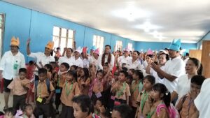 Kepala Dinas PKO kabupaten Manggarai Barat (tengah) didampingi Para guru SDK wae Medu berpose bersama Foto : Gonsalez 