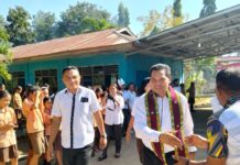 Pantau MPLS, Kadis PKO Mabar Titip Pesan Kepada Panitia dan Peserta Didik Kadis PKO kabupaten Manggarai Barat Agustinus Gias ((kanan) didampingi Kepala Sekolah SDK Wae Medu Hipolitus Darmin saat berjabat tangan dengan Murid SDK Wae Medu Labuan Bajo Foto ; Gonsalez