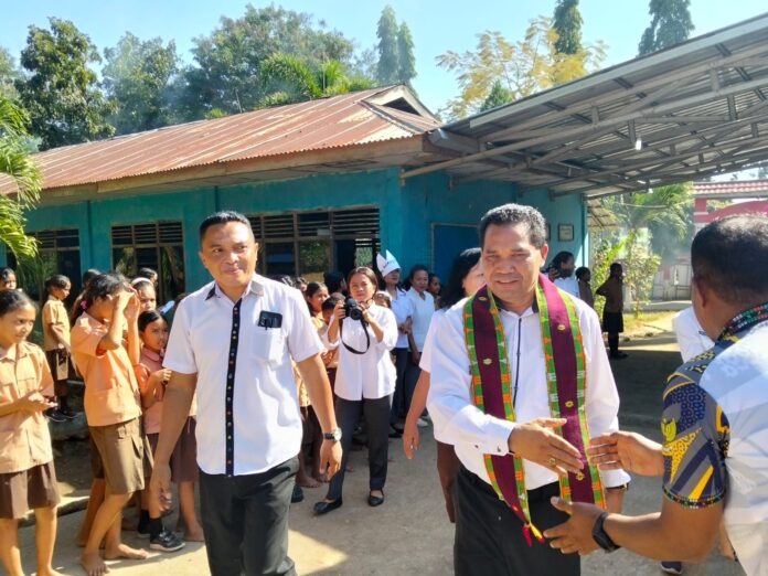 Kadis PKO kabupaten Manggarai Barat Agustinus Gias ((kanan) didampingi Kepala Sekolah SDK Wae Medu Hipolitus Darmin saat berjabat tangan dengan Murid SDK Wae Medu Labuan Bajo Foto ; Gonsalez