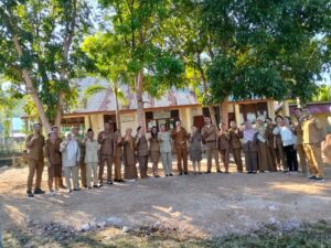 kadis PKO Mabar Agustinus Gias Bersama para Guru SMPN 3 Komodo Foto ; Gonsalez 