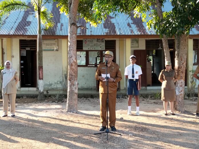 Kepala Dinas PKO kabupaten Manggarai Barat Saat menyampaikan Sambutan pada apel kekuatan di SMPN 3 komodo Foto ; Gonsalez
