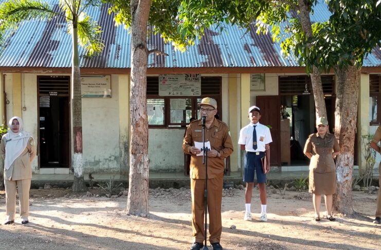 Kepala Dinas PKO kabupaten Manggarai Barat Saat menyampaikan Sambutan pada apel kekuatan di SMPN 3 komodo Foto ; Gonsalez