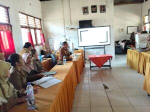 Para pengajar SMPN 3 Komodo saat mengikuti Sosialisasi SE kepala Dinas PKO kabupaten Manggarai Barat foto ; Gonsalez