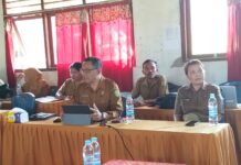 Imbangi Kemajuan Teknologi , Guru Harus Terus Belajar Kepala dinas PKO Kabupaten Mabar Agustinus Gias (kiri) didampingi Kabid SMP dinas PKO Alfonsia Elista Rayen saat melakukan sosialisasi SE Kepala Dinas Di SMPN 3 Komodo. Foto : Gonsalez