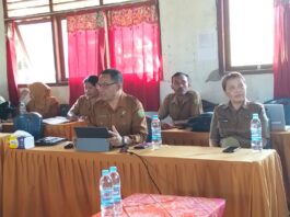 Kepala dinas PKO Kabupaten Mabar Agustinus Gias (kiri) didampingi Kabid SMP dinas PKO Alfonsia Elista Rayen saat melakukan sosialisasi SE Kepala Dinas Di SMPN 3 Komodo. Foto : Gonsalez