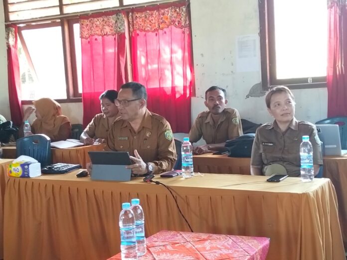 IMG-20260728-WA0012 Kepala dinas PKO Kabupaten Mabar Agustinus Gias (kiri) didampingi Kabid SMP dinas PKO Alfonsia Elista Rayen saat melakukan sosialisasi SE Kepala Dinas Di SMPN 3 Komodo. Foto : Gonsalez