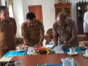 Kepala Dinas Pariwisata Ekonomi kreatif dan kebudayaan (kiri) dan Kepala BTNK saat menandatangani PKS Integrasi Sioraora dan Gendang Mabar. Foto : Gonsalez 