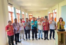 Evaluasi Program Genting di Manggarai Barat, 523 Keluarga Terima Bantuan Nutrisi Kadis PPKB Rafael Guntur (kedua dari kiri) berpose bersama mitra dan OPD terkait sesaat setelah kegiatan. Foto : Gonsalez