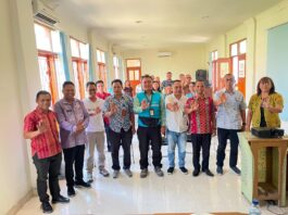 Evaluasi Program Genting di Manggarai Barat, 523 Keluarga Terima Bantuan Nutrisi Kadis PPKB Rafael Guntur (kedua dari kiri) berpose bersama mitra dan OPD terkait sesaat setelah kegiatan. Foto : Gonsalez