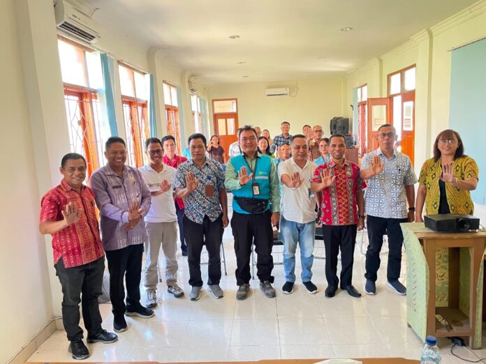Kadis PPKB Rafael Guntur (kedua dari kiri) berpose bersama mitra dan OPD terkait sesaat setelah kegiatan. Foto : Gonsalez