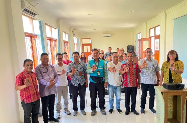 Kadis PPKB Rafael Guntur (kedua dari kiri) berpose bersama mitra dan OPD terkait sesaat setelah kegiatan. Foto : Gonsalez
