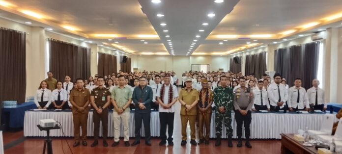 Wabup Mabar Yulianus Weng (tengah ) bersama Deputi Bidang penyelenggaraan Bidang pengembangan kompetensi ASN LAN RI. Foto ; Bion