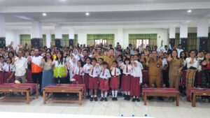 Wakil Bupati Manggarai Barat dr Yulianus Weng,M.Kes Berpose Bersama peserta Forum Anak Daerah SE kabupaten Manggarai Barat. Foto Mathildis 