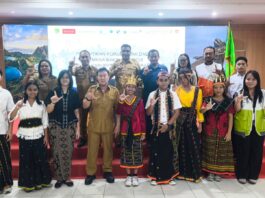 Wakil Bupati Manggarai Barat dr Yulianus Weng,M.Kes bersama Pengurus Forum Anak Daerah. Foto Mathildis