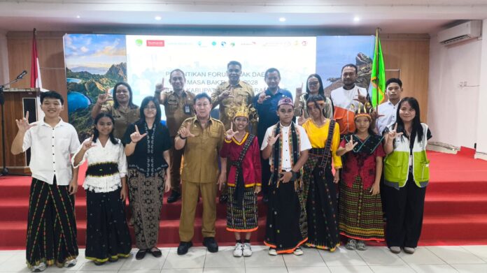 Wakil Bupati Manggarai Barat dr Yulianus Weng,M.Kes bersama Pengurus Forum Anak Daerah. Foto Mathildis