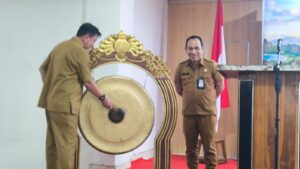 Wakil Bupati Manggarai Barat dr.Yulianus weng didampingi Sekretaris Di as Sosial PPPA Alviano Latubatara,saat meresmikan Forum Anak Daerah 2026, foto Mathildis 