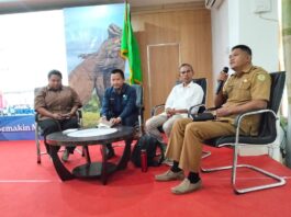 Kepala Bidang Konsumsi dan Keamanan Pangan Dinas Ketahanan Pangan dan Perikanan (DKPP) Kabupaten Manggarai Barat, Hironimus Efendi Mandi (pertama dari kanan) saat menyampaikan materi foto ; Gonsalez