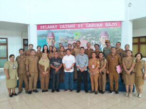 Menteri Dalam Negri didampingi Bupati Manggarai Barat bersama para peserta Couching clinic Verifikasi digitalisasi perlindungan sosial kab. Mabar berpose bersama sesaat Para peserta Couching clinic Verifikasi digitalisasi perlindungan sosial kabupaten Manggarai Barat, foto : Gonsalez