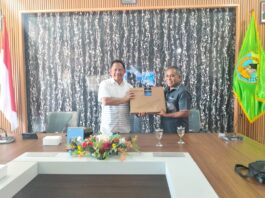 Hadiri Verifikasi Digitalisasi Perlindungan Sosial melalui IKD, Begini Arahan Mendagri Tito Karnavian MENDAGRI RI Muhammad Tito Karnavian saat menyerahkan Satu unit Starlink kepada Bupati Manggarai Barat Edistasius Endi, foto: Gonsalez