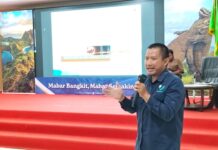 Semarakkan HAN Ke-42 Pemkab Mabar Gelar Workshop Ekologi Bagi Pelajar Kepala Loka Pom Manggarai Barat Imanulkhan saat menyampaikan Materi. Foto Gonsalez