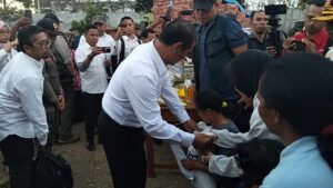 Menyan RI Andi Amran Sulaiman saat memberikan bantuan kepada kaum disabilitas yang terdampak bencana di posko BPBD Manggarai Barat. Foto ; Mathildis Riberu