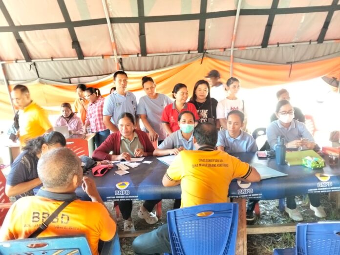 Para petugas kesehatan sedang melakukan pemeriksaan kesehatan bagi petugas posko di kantor BPBD kabupaten Manggarai Barat. Foto ; Gonsalez