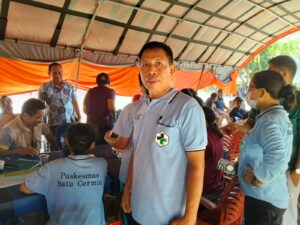 Kepala Puskesmas Batu Cermin Aurelius Rabu saat mendampingi Nakes di posko BPBD kabupaten Manggarai Barat. Foto ; Gonsalez 