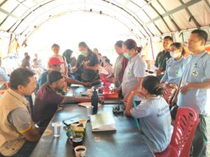 Para petugas Kesehatan saat melakukan pemeriksaan kesehatan Petugas Posko BPBD Kabupaten Manggarai Barat. Foto ; Gonsalez 