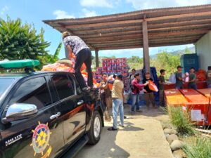 Satuan polisi pamong praja dan ASN lingkup Pemda Manggarai Barat yang sedang mengangkut logistik dari gudang BPBD untuk di droping di seluruh wilayah terdampak. Foto ; Gonsalez
