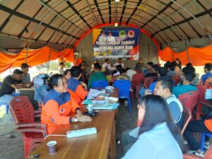Para administrator yang menghitung masuk dan keluar logistik di posko tanggap darurat bencana kantor BPBD kabupaten Manggarai Barat. Foto; Gonsalez