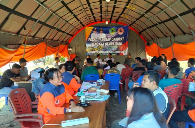 Para administrator yang menghitung masuk dan keluar logistik di posko tanggap darurat bencana kantor BPBD kabupaten Manggarai Barat. Foto; Gonsalez