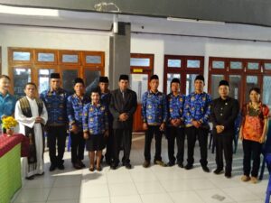 Kepala Dinas PKO Mabar Agustinus Gias berpose bersama para kepala Sekolah sesaat setelah pelantikan. Foto: Gonsalez
