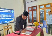 4 Penegasan Kadis PKO Mabar kepada Kepala Sekolah yang Baru Dilantik Kadis PKO Mabar Agustinus Gias saat menandatangani SK pelantikan Kepala Sekolah SD dan SMP Foto : Gonsalez
